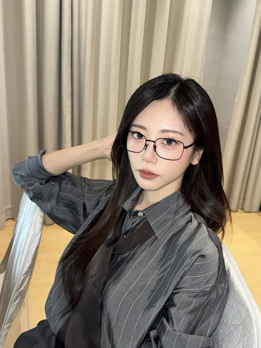 rosiesgrlf's tweet photo. ai vocês não estão entendendo como a jiu seria PERFEITA para atuar em um gl coreano onde ela é a ceo gostosa exigente que inferniza a vida de alguma secretária específica até ela cair nas garras de um amor lésbico e amolecer o coração por sua amada https://t.co/rE4YTa3zer