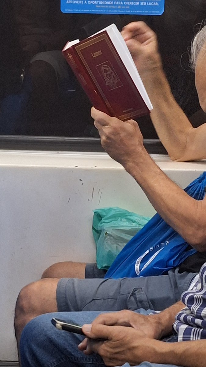 avongard2001's tweet photo. Acabei de ver um maluco lendo Leibniz no metrô do Rio de Janeiro https://t.co/sAwLAa1wS6