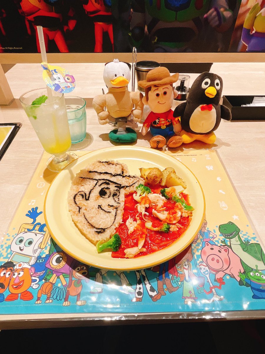 manmenami's tweet photo. トイストーリー5カフェに行ってきました☺️私はバズのクリームパスタにしましたがヘルシーで美味しかったです✨ ランダムで購入したマドラーもバズだったし、ドリンクはジェシーにして、5を感じられる2品☺️ペロリでした笑　（2枚目の写真はゆやまから借りました） https://t.co/J1pveUeA2U