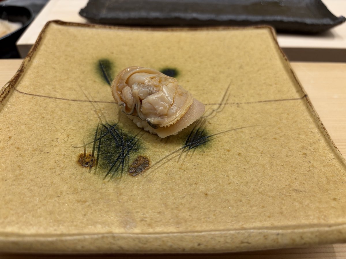 PageTurner_and's tweet photo. ホテルオークラの山里の鮨は、なんとミシュラン２つ星の銀座・鮨かねさかの運営。

平日のランチに伺ったけど、10貫で9500円。しかも客は私だけの貸切状態。

お得すぎて震えた。なぜみんな行かないのだろう。接客も味も超一流でした https://t.co/2J66tYMPfQ