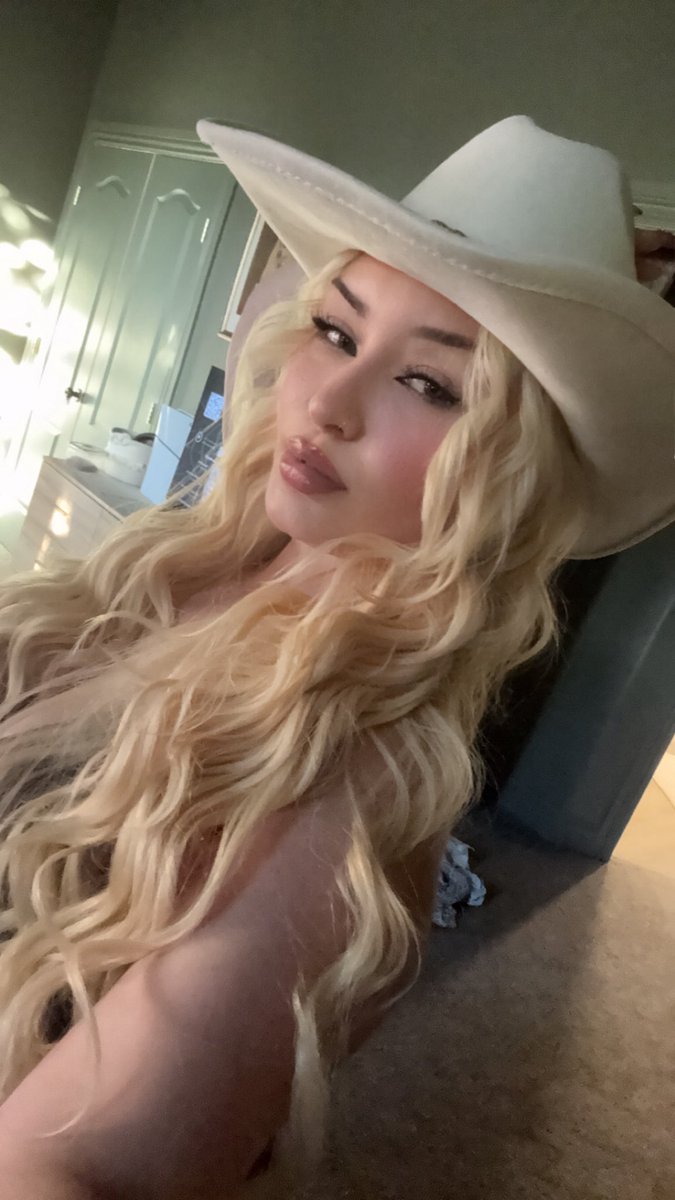 lyssajadet's tweet photo. If it’s up it’s to the neck. https://t.co/8Z7WMYsRpO