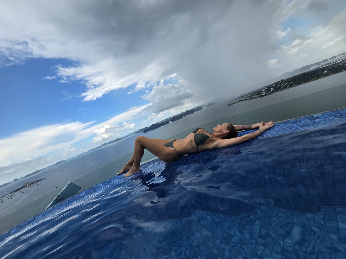cilandtom's tweet photo. 40. Emelet, infinity pool https://t.co/gdMFzzhvR0