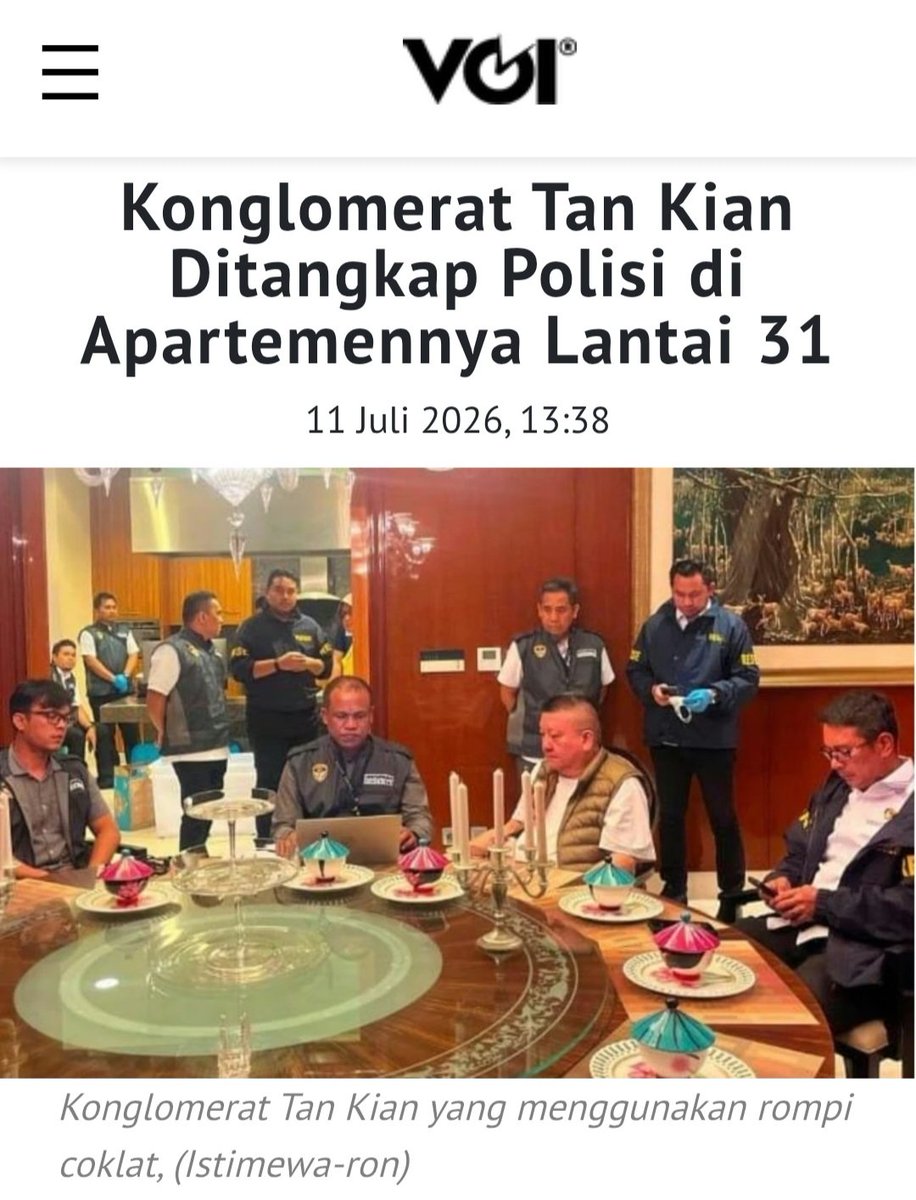ferizandra's tweet photo. Konglomerat properti Tan Kian, pemilik Century Properties Group yang mengelola The Ritz-Carlton Jakarta, Pacific Place SCBD, dan JW Marriott Hotel Jakarta, ditahan Polda Metro Jaya pada 9 Juli 2026...

Ia diperiksa sebagai saksi dalam kasus dugaan korupsi yang menjerat Jaksa Agung Muda Pidana Khusus (Jampidsus) Febrie Ardiansyah...

Penahanan ini dikonfirmasi dalam konferensi pers pada 10 Juli, di mana polisi menyatakan udah memeriksa 15 saksi, termasuk Tan Kian yang statusnya masih sebagai saksi...

Tan Kian dikenal sebagai pendiri Dua Mutiara Group yang kemudian bertransformasi menjadi Century Properties, pengembang kawasan kota mandiri Milenium City di Parung Panjang...

Namanya sempat masuk daftar 40 orang terkaya Forbes dan viral pada Februari 2025 karena mengikuti lelang jam mewah seharga US$ 6,5 juta di Swiss...

Keterkaitan Tan Kian dengan kasus ini udah muncul sejak beberapa tahun lalu...

Kejagung sebelumnya mengaitkannya dengan dua kasus korupsi besar: PT Asabri periode 1995-2000 dan Asabri 2012-2019...

Dalam kasus terakhir, Tan Kian diduga menyediakan tanah untuk pembangunan apartemen mewah South Hills di Kuningan bersama terpidana Benny Tjokro...

Tanah itu disebut memiliki status clean free and clear, dan Tan Kian membiayai konstruksi melalui prapenjualan serta pemasaran unit... keuntungan proyek kemudian dibagi antara keduanya.

Jampidsus Febrie Ardiansyah—yang kini menjadi tersangka dalam kasus berbeda—pernah menyatakan pada Januari 2020 bahwa tanah yang digunakan diduga berkaitan dengan hasil korupsi Jiwasraya dan seharusnya dikembalikan ke negara...

Penahanan Tan Kian menambah daftar panjang figur properti yang terseret pusaran kasus korupsi BUMN...

Sumber : katadata/VOI