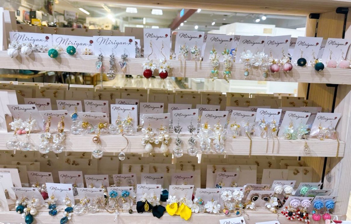 Miriyan_ac's tweet photo. お久しぶりの投稿です。
そこでお知らせです🌷
この度MEOWなんばCITY店様に
お声がけいただき常設して頂けることになりました🌷新作まで幅広く80点ほど納品してます。1つひとつ心を込めて制作した可愛いアクセサリー達です💓 
【場所】
〒542-0076 大阪府大阪市中央区難波5丁目1-60 難波CITY南館 ２階 https://t.co/oDETwFABni