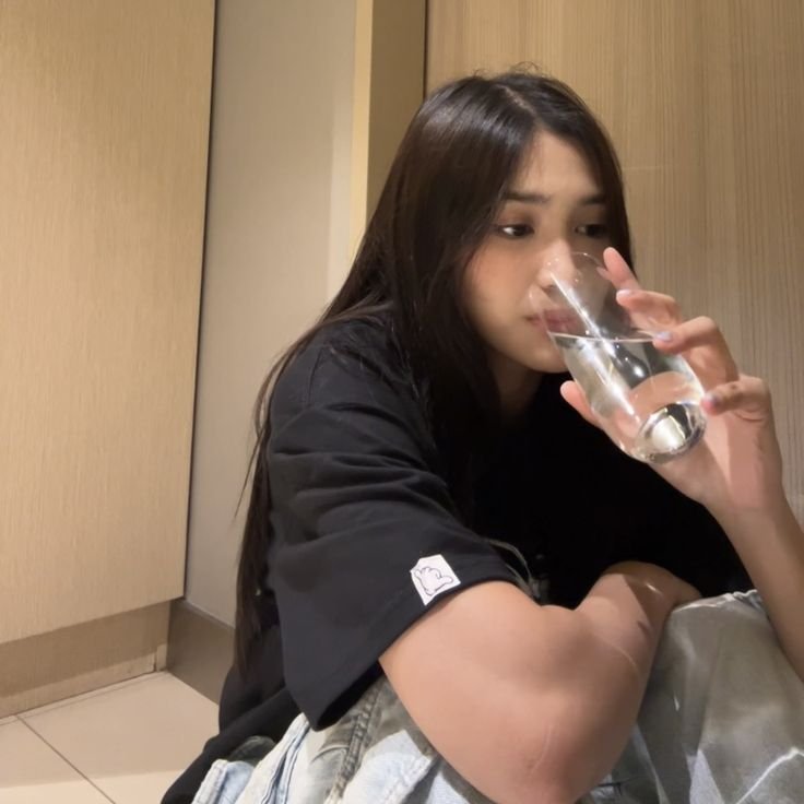 jhoamnida's tweet photo. nakita ko yung fancams, hindi naman pala masaya dyan sa cebu. hindi maganda yung outfit nila sa intro. ano naman kung nagmop si colet sa stage? nagmomop din naman ako sa bahay. eh ano naman kung ang galing ni aiah sa duyan? nagduduyan din naman ako sa higaan. eh ano naman kung lahat kayo nagtalunan sa oomh. eh ano naman?