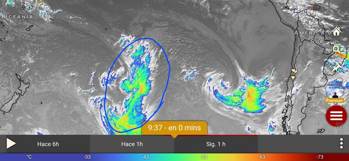 EdoWeatherman's tweet photo. ALERTA PREVENTIVA POR LLUVIA INTENSA Y FUERTE VIENTO. ZONA NORTE CHICO, CENTRAL Y SUR. 15 - 19 DE JULIO

En base a las recientes datos actualizados y debido a que el evento puede comenzar antes, cambio de AVISO a ALERTA mi mensaje, esto tiene como objetivo entregar información oportuna para que las personas que viven entre Atacama y Los Lagos, adopten medidas preventivas ante condiciones de intensa lluvia y viento en la fecha señalada.

Estas condiciones son la evidencia clara de la influencia de El Niño, sumado a un débil anticiclón.

Esta información aún tiene un margen de variación, pero existe una base sólida que ya no podemos ignorar.

Dentro de los datos más recientes, se observa que el tramo más afectado será entre la región de Coquimbo y Maule, incluyendo la región Metropolitana. Todo este tramo superaría con facilidad los 100 mm.
En la región de Coquimbo la situación sería más compleja, varios sectores superarán con facilidad los 100 mm en 36-48 horas, es decir todo lo que cae en un año concentrado en menos de dos días. Incluso algunos sectores superarán los 200-250 mm. En cordillera pueden caer sobre 2-3 mts de nieve.
Respecto al viento, la costa entre Coquimbo y Biobío espera rachas sobre 70-90 km/hr, incluso algunos sectores podrían superar los 100 km/hr.

Esta tarde nueva actualización. Intentaré hacer un live desde mi página de Facebook.