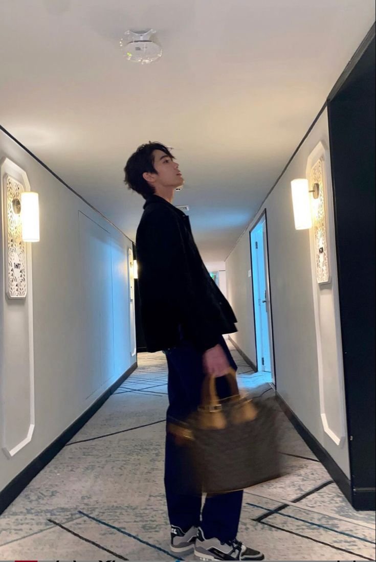 thkyrios_'s tweet photo. วันนี้ฉันมีช่วงเวลาที่ดีในการทํางาน 🙂‍↕️

#RENJIRAWAT #LOUISVUITTON
@house0fgmm https://t.co/yVNV1eXbrH