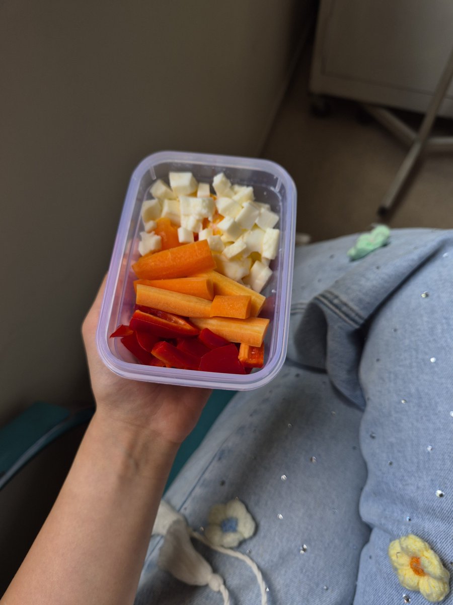justshadowie's tweet photo. İş yerindeki keyifsizlikle maks öğünüm ha bide genç kadın olmuşum artık çicekli taşlı tuşlu pantolonlar pek olmuuomus birakmam lazimmis :) TAMAM AJSHSKSHKSKSWSIKJ https://t.co/ZqZGMtdpAW