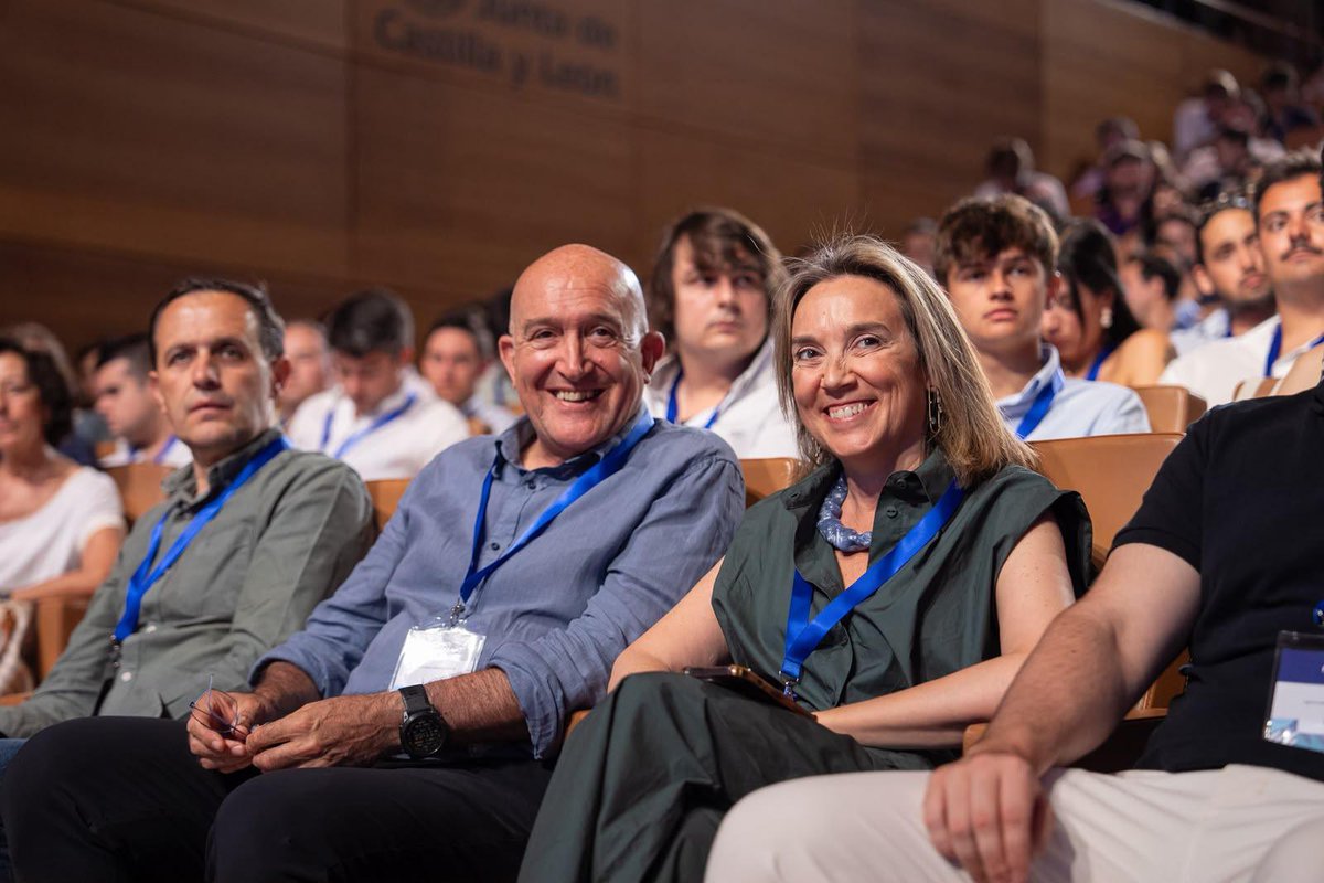 cucagamarra's tweet photo. Ser de @NNGG_Es es trabajar por España en defensa de unos valores y de un país en el que creemos y que crea en los más jóvenes

Hoy renuevan la ilusión y el proyecto para estar en primera línea: enhorabuena a @Idancausa y a @bea_fanjul por tanto trabajo bien hecho!

#VolverACreer https://t.co/meAyfud7EQ