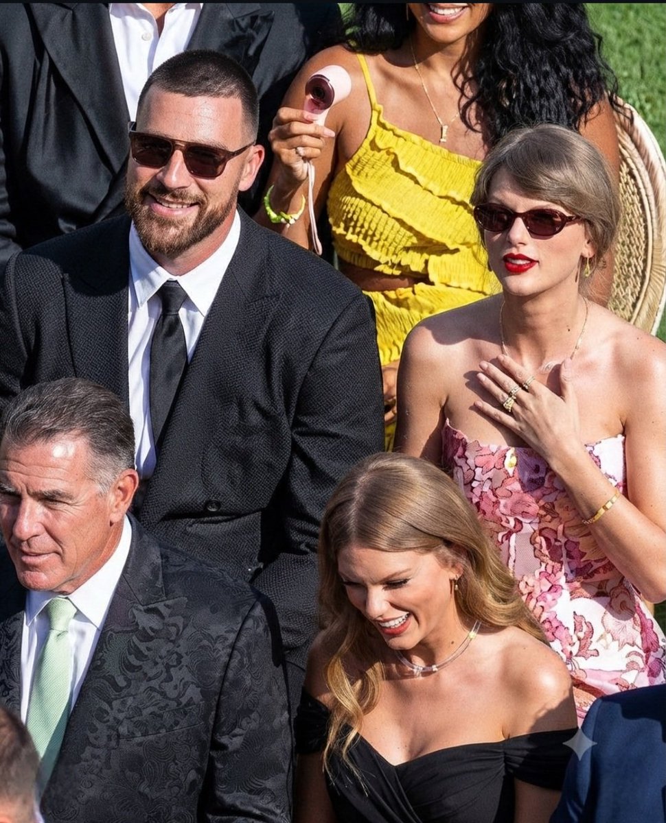 Fioreswift13x1's tweet photo. por qué la señora que esta adelante se parece más a taylor que taylor? https://t.co/eWXNlnW5wS