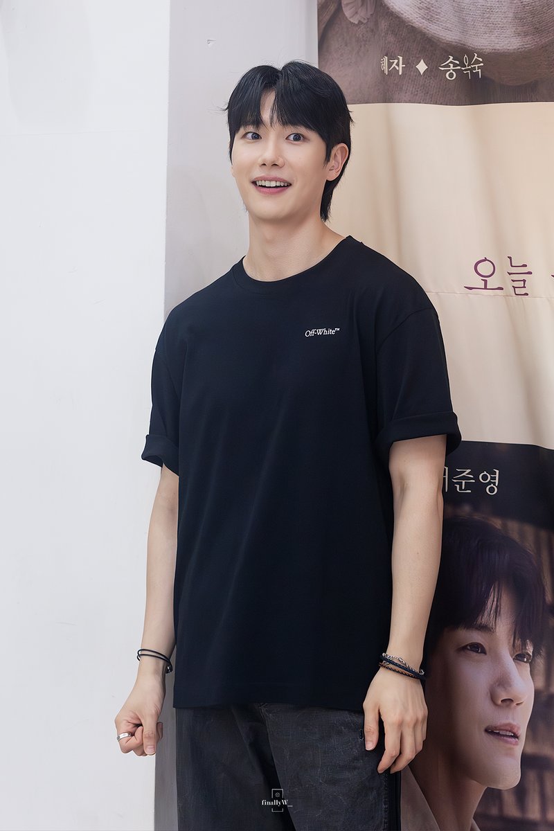 finallyW_'s tweet photo. 260711 음악극 눈이 부시게 공연 후 

신정유 배우님 https://t.co/z6hH5Cdm2L