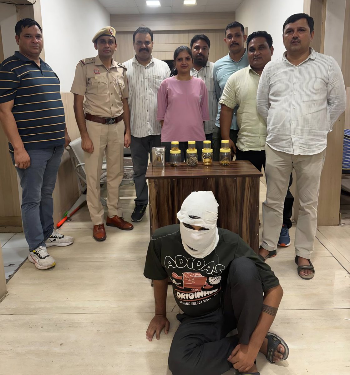 nationalDivyang's tweet photo. #OuterDistrict: ₹1 करोड़ के सोने-चांदी और हीरे के जेवरात बरामद, बिहार-नेपाल बॉर्डर से शातिर चोर गिरफ्तार

➡ आउटर डिस्ट्रिक्ट की 'एंटी स्नैचिंग एंड बर्गलरी सेल' ने चोरी की बड़ी वारदात का खुलासा करते हुए मुख्य आरोपी दीपक शर्मा (29 वर्ष, निवासी सीतामढ़ी, बिहार) को दिल्ली से गिरफ्तार किया।

➡ राज पार्क थाने में दर्ज ई-एफआईआर के बाद जांच के लिए स्पेशल टीम गठित की गई; पुलिस ने आरोपी को पकड़ने के लिए बिहार और भारत-नेपाल सीमा पर कई ठिकानों पर छापेमारी की थी।

➡ आरोपी की निशानदेही पर चोरी किए गए लगभग ₹1 करोड़ मूल्य के आभूषण बरामद किए गए; जिसमें 8 सोने की चूड़ियां, 2 मंगलसूत्र, सोने-हीरे की अंगूठियां, चेन और चांदी के कई सामान शामिल हैं।

➡ पुलिस टीम ने तकनीकी और मैनुअल सर्विलांस के आधार पर आरोपी को 3 जुलाई को दबोचा; मामले में आपराधिक साजिश की धाराएं जोड़कर गिरोह के अन्य सहयोगियों की तलाश में जांच जारी।

#TheftCaseSolved #DelhiPolice #OuterDistrictDelhi #AntiBurglaryCell #CrimeUpdate #DelhiNews #CroreLootRecovered 

@DelhiPolice | @CPDelhi | @dcpouter | @RJNews_Ncr |