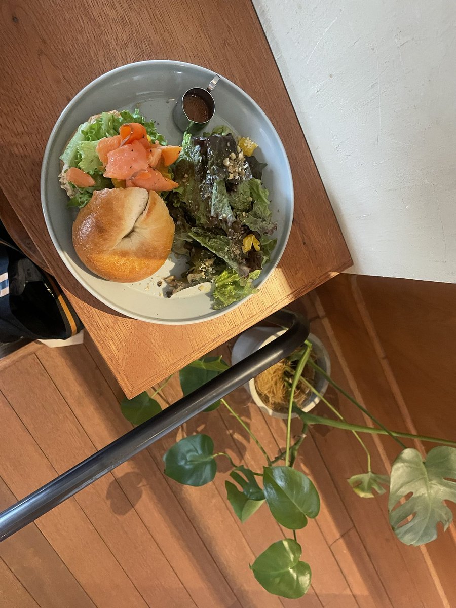 PyxisSweets's tweet photo. ベーグルって、こんなに美味しかったんだ。
イメージが変わったのは、私が本当に美味しいベーグルを知らなかっただけでした。
噛むほどに美味しい生地。 具材の味もちゃんと引き立てる。

食べたのは、サーモンとクリームチーズにオレンジがいい仕事してるサンド🥪
他の味も食べたいから中目黒に通う https://t.co/lRro6oIg8K