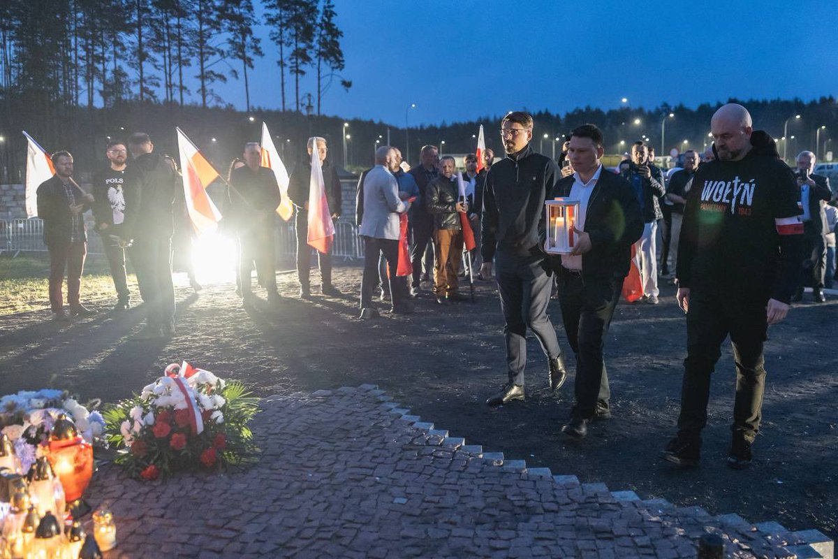 bartlomiejpejo's tweet photo. W 83. rocznicę Krwawej Niedzieli, 11 lipca o godz. 3:00 nad ranem, wraz ze Sławomirem Mentzenem oraz posłami i działaczami Konfederacji uczestniczyliśmy w uroczystościach w Domostawie, aby oddać hołd Ofiarom ludobójstwa dokonanego na Polakach na Wołyniu i w Małopolsce Wschodniej.

Przyjechaliśmy z różnych stron Polski jeszcze w nocy, by wspólnie modlić się za pomordowanych i dać wyraz naszej pamięci. To nasz obowiązek wobec ponad 100 tysięcy niewinnych Polaków zamordowanych tylko dlatego, że byli Polakami.

Nie wołamy o zemstę. Wołamy o prawdę, pamięć i godny pochówek dla wszystkich Ofiar.

Dopóki zbrodnia wołyńska nie zostanie w pełni uznana, potępiona i rozliczona, dopóty ta rana pozostanie otwarta.

Cześć i chwała Ofiarom.