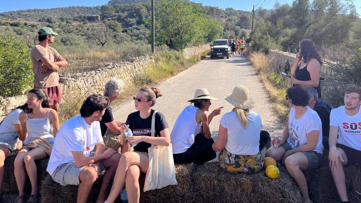 Jaumeao's tweet photo. A Son Macià l'acció directe se fa. No sé teoritza, ni s'anuncia, ni sé demana als altres que la facin per tu. Devem viure al segle XIX . I funciona, duim dos anys sense buguies turístics. https://t.co/UN1tjcDtIg