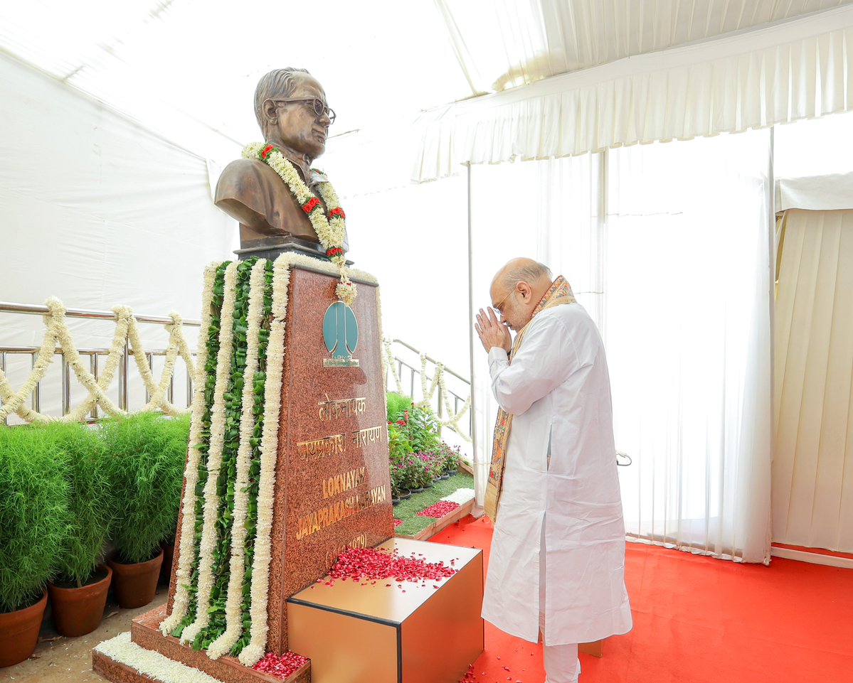 AmitShah's tweet photo. आज नई दिल्ली में 'लोकनायक जयप्रकाश नारायण पुस्तकालय' का उद्घाटन किया।

'संपूर्ण क्रांति' के संवाहक जयप्रकाश नारायण जी के नाम से बना यह आधुनिक पुस्तकालय 32,000 से अधिक पुस्तकों, 1 करोड़ ई-बुक्स, शोध कक्ष, रीडिंग एरिया और अत्याधुनिक सुविधाओं से सुसज्जित है।

पुस्तकालय में ज्ञान, दर्शन व भाषा की वह धारा बहती है, जो सदियों का अनुभव अपने साथ लेकर चलती है। युवा इससे जुड़ पुस्तकों को अपने चिंतन व ज्ञान के संवर्धन का माध्यम बनाएँ।