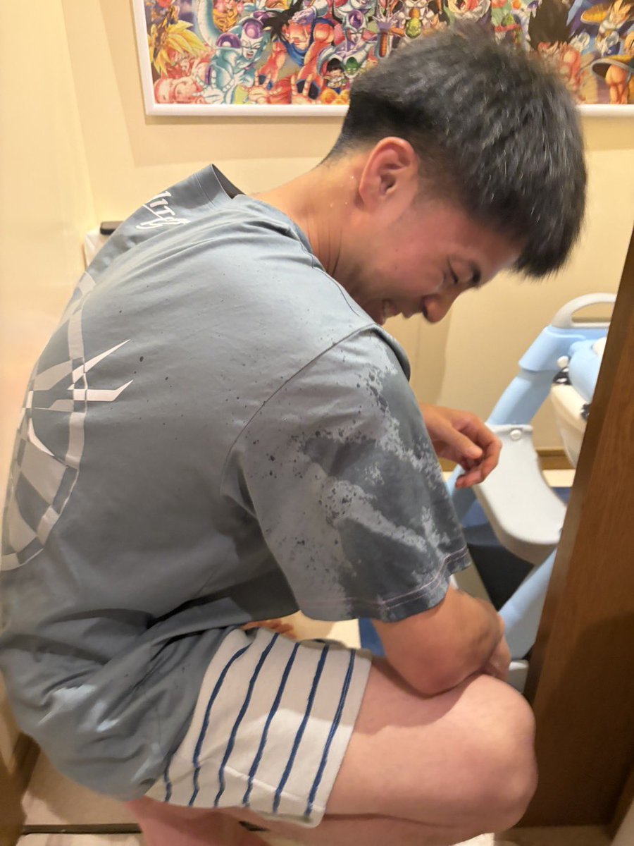 reiya1002medm's tweet photo. 息子のトイトレ中に「おしり」ボタンを押される。
急いで息子を救出。
パニくっていた為「止」ボタンを押すまでに5秒くらいかかる。
その間、トイレから放出された水を全て顔面で受け止めた。

緊急事態において息子を守るために動けた自分を褒めたい✨ https://t.co/jPHJtbPbzu