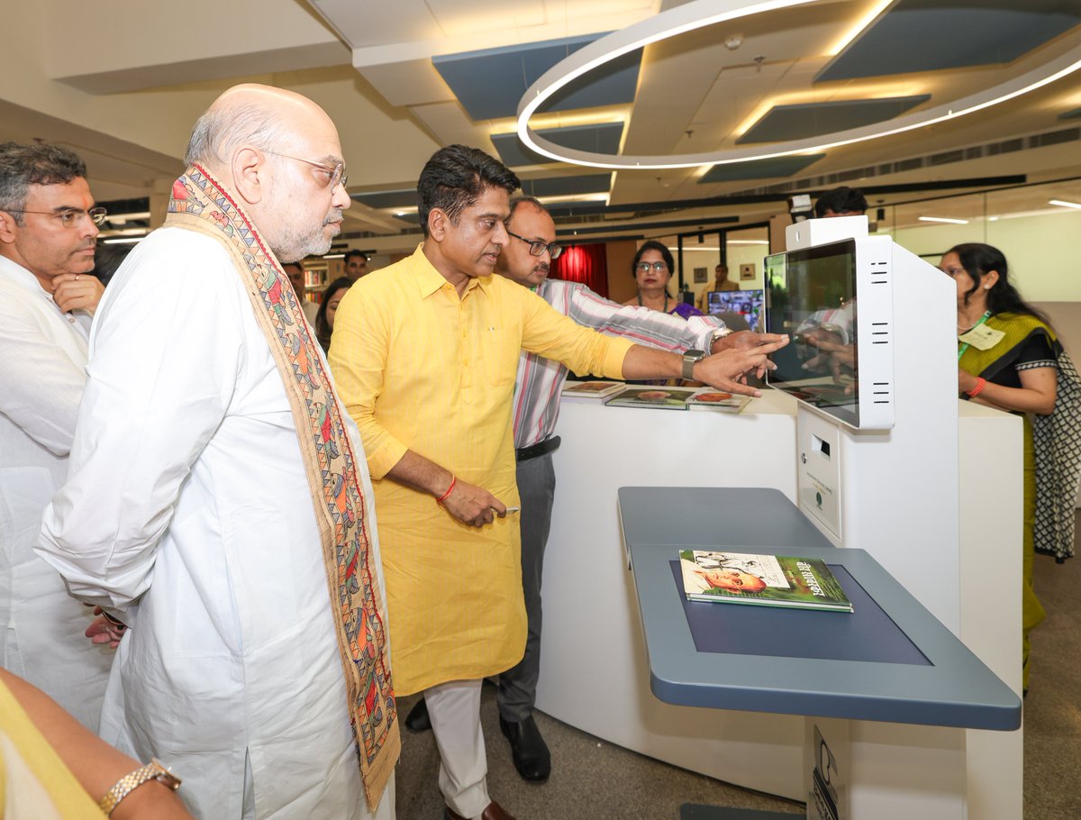 AmitShah's tweet photo. आज नई दिल्ली में 'लोकनायक जयप्रकाश नारायण पुस्तकालय' का उद्घाटन किया।

'संपूर्ण क्रांति' के संवाहक जयप्रकाश नारायण जी के नाम से बना यह आधुनिक पुस्तकालय 32,000 से अधिक पुस्तकों, 1 करोड़ ई-बुक्स, शोध कक्ष, रीडिंग एरिया और अत्याधुनिक सुविधाओं से सुसज्जित है।

पुस्तकालय में ज्ञान, दर्शन व भाषा की वह धारा बहती है, जो सदियों का अनुभव अपने साथ लेकर चलती है। युवा इससे जुड़ पुस्तकों को अपने चिंतन व ज्ञान के संवर्धन का माध्यम बनाएँ।