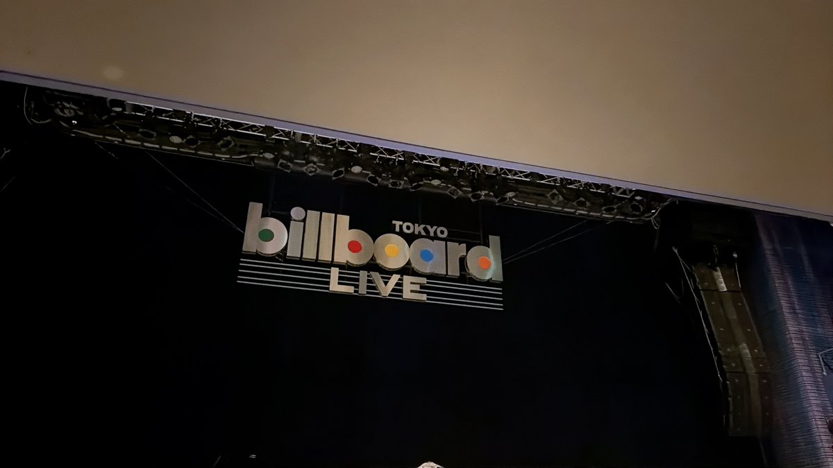 michi_bfandt's tweet photo. センカフェ巡りのあとはBillboardで木村カエラちゃんのライブ〜
絵本仕立てで朗読しながら歌ってくれたんだけど合間の曲も歌詞の所々に絵本の内容とリンクしてて、絵本と曲が合わさって「作品」だった
デビューから22年ずっと見させてもらってるのに、また新しい初めての体験をくれた!すき!
#kaela https://t.co/ZAMPzkebQK