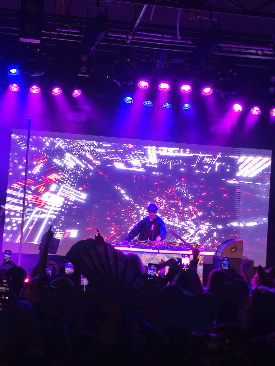 _ichiichigo_'s tweet photo. Travel Diary Log 3: Today was Smash! Not much to say other than I got to meet my Oshi, had dinner with friends and watched Teddyloid! Im going to be so tired when I go home oh my god! https://t.co/lWe1OdTi3M