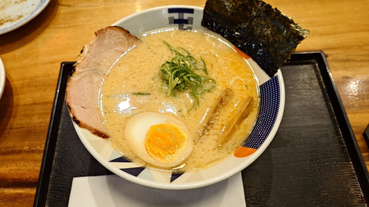 mat29560546's tweet photo. この焼き鳥屋、なぜか締めに「屯ちん」のラーメンが食べられるという。
ならばと、ミニ東京豚骨ラーメンを。
日本では伺った事がなかったレジェンド店だが、まさか初めてが異国で食べる事になるとは。
美味しくいただきました！ https://t.co/YydVMX6uQn