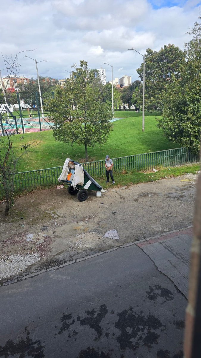 JD_Quinteror's tweet photo. ¿CUÁNTOS COMPARENDOS POR MALA DISPOSICIÓN DE RESIDUOS SE HAN IMPUESTO EN 2026?

A nuestro WhatsApp 320 865 0298 llega esta denuncia desde la Urbanización Potosí sector 2, en la calle 99A con carrera 70G.

Vecinos denuncian que llevan casi un mes convirtiéndoles el frente del parque en tiradero de escombros y baño público.

@Bogota @Uaesp @Ambientebogota @PoliciaBogota: los vecinos no pueden seguir rogando para que alguien aparezca.

Si en su barrio pasa lo mismo, denúncielo a nuestro WhatsApp: 320 865 0298

¡NO MÁS CRISIS DE BASURAS EN BOGOTÁ!