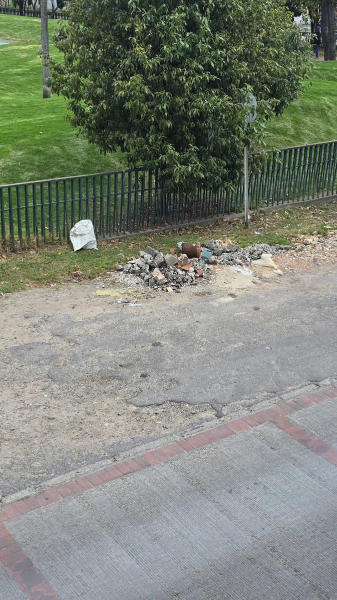 JD_Quinteror's tweet photo. ¿CUÁNTOS COMPARENDOS POR MALA DISPOSICIÓN DE RESIDUOS SE HAN IMPUESTO EN 2026?

A nuestro WhatsApp 320 865 0298 llega esta denuncia desde la Urbanización Potosí sector 2, en la calle 99A con carrera 70G.

Vecinos denuncian que llevan casi un mes convirtiéndoles el frente del parque en tiradero de escombros y baño público.

@Bogota @Uaesp @Ambientebogota @PoliciaBogota: los vecinos no pueden seguir rogando para que alguien aparezca.

Si en su barrio pasa lo mismo, denúncielo a nuestro WhatsApp: 320 865 0298

¡NO MÁS CRISIS DE BASURAS EN BOGOTÁ!