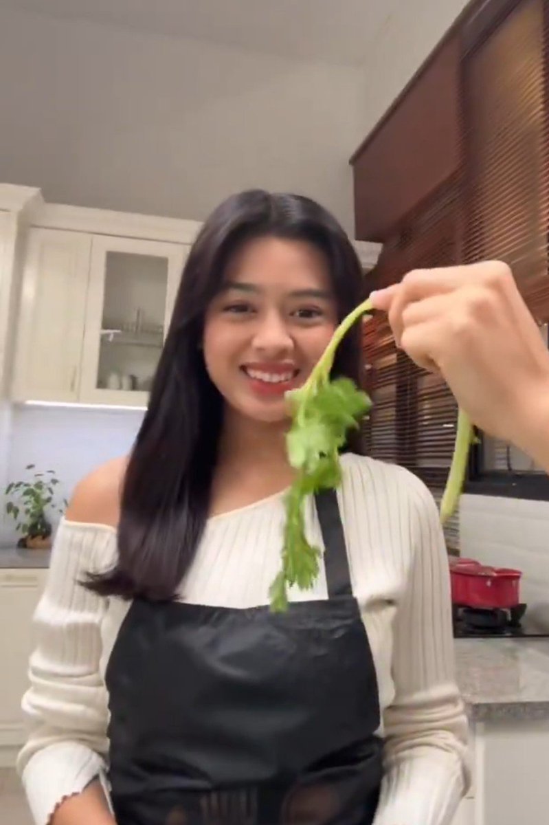 Nafilaaa23's tweet photo. HAI CHEF CANTIK👩‍🍳🥕 https://t.co/sO34WUjgGz
