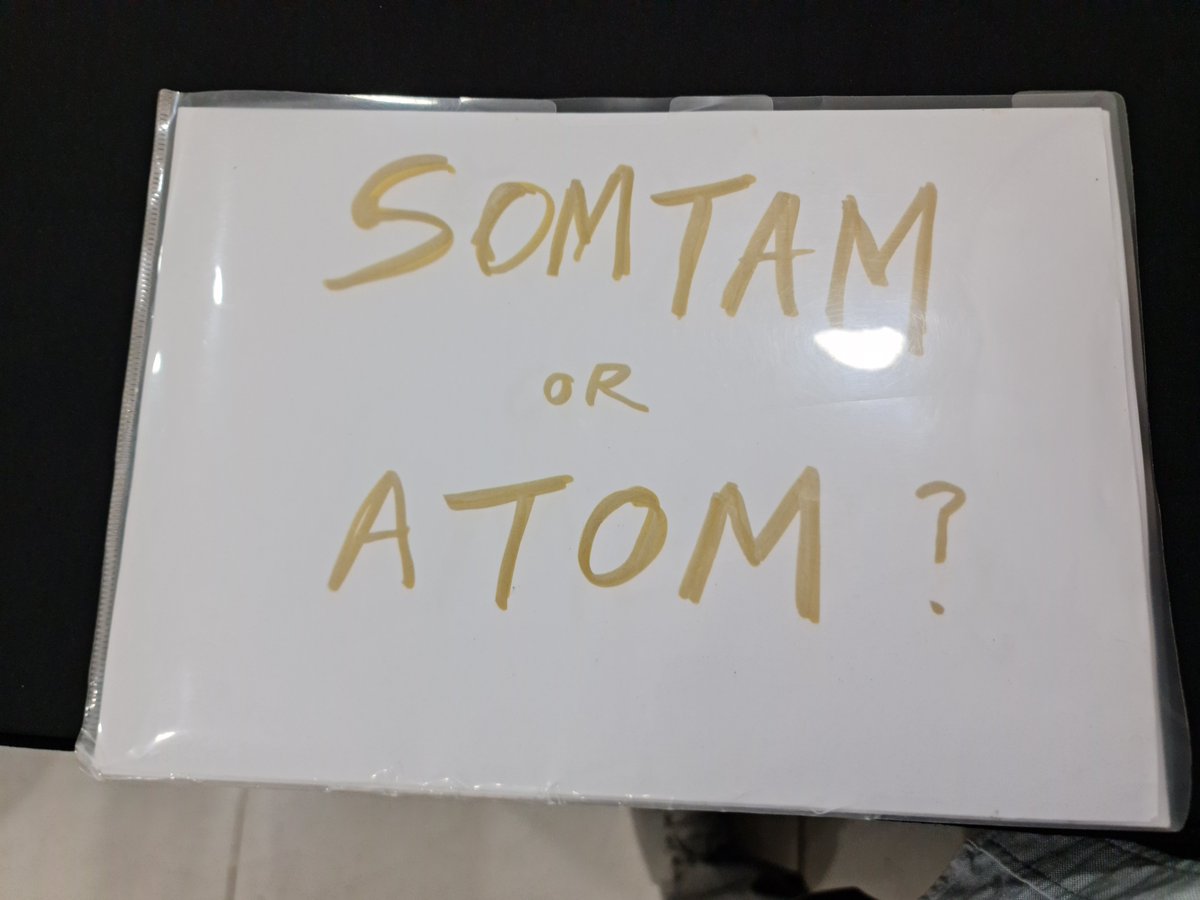 ameelvu's tweet photo. Question for Faye "Somtam or atom?" 

Atom: Of course, Atom. 🤨
Faye: 🙂🙂

Faye have no choice atom already said it 🤣

#FayePeraya #atomPariya #fayeatom 

https://t.co/dg3OVZLnMv