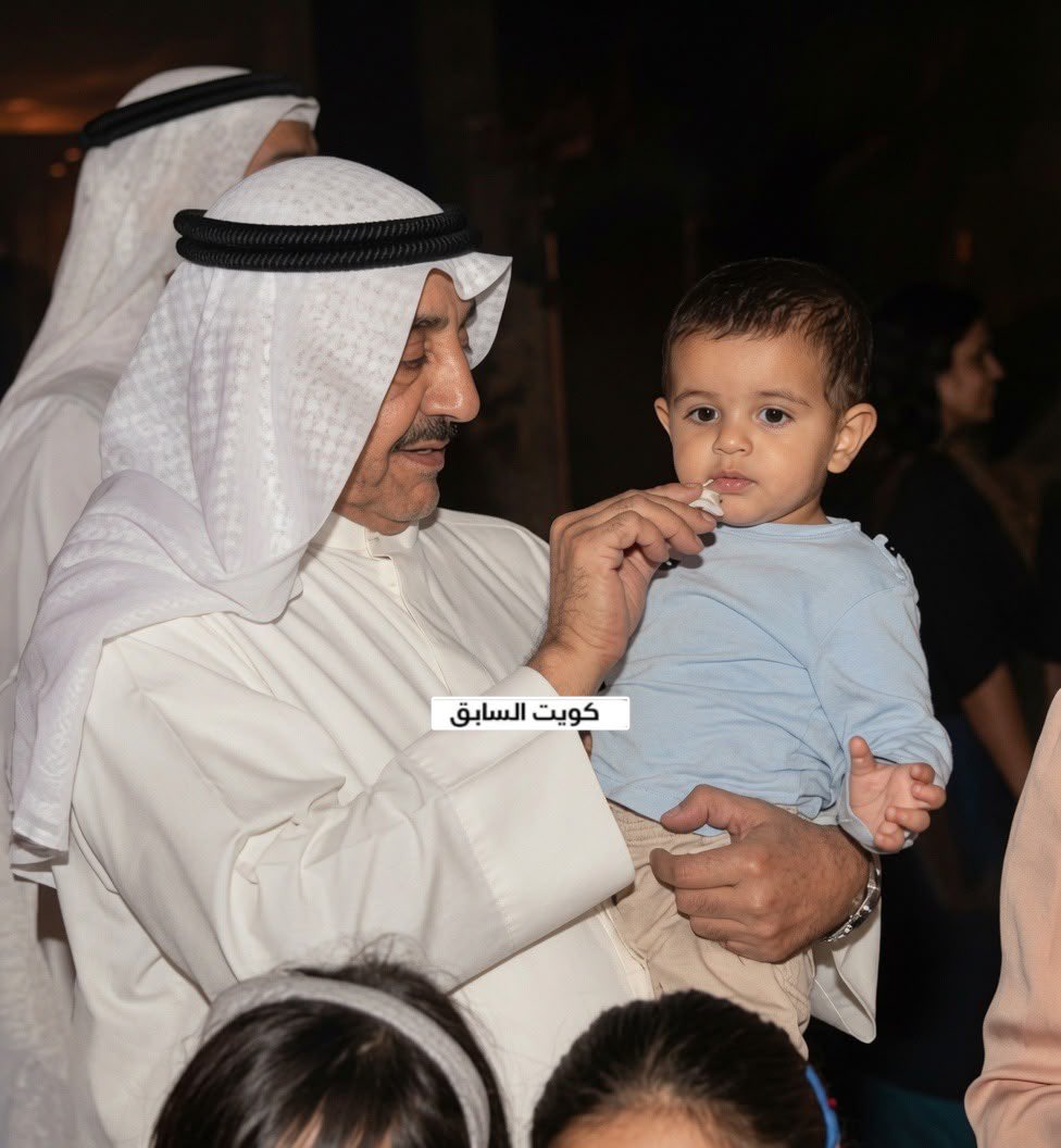 KUWAITALSABQ's tweet photo. الراحل جاسم الخرافي رحمه الله حاملا حفيده عبدالمحسن إياد الخرافي https://t.co/EEthraQphz