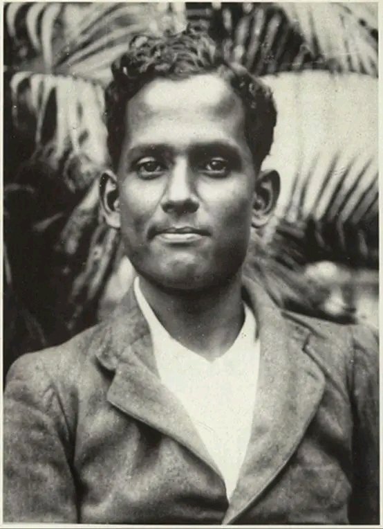 _vatsalasingh's tweet photo. शरीर से मांस का एक-एक कतरा गल चुका था। पसलियां बाहर आ गई थीं। हिलने-डुलने तक की ताकत नहीं बची थी।

जब अंग्रेजों ने देखा कि यह 25 साल का लड़का टूट नहीं रहा, तो उन्होंने जबरदस्ती नाक में नली ठूंसकर दूध पिलाने की कोशिश की। वह नली खाने की नली की जगह फेफड़ों में चली गई।

दूध फेफड़ों में भर गया। वो तड़पते रहे, खून की उल्टियां करते रहे, लेकिन अनशन नहीं तोड़ा।

13 सितंबर 1929 को लाहौर जेल में एक क्रांतिकारी ने अपने प्राण त्याग दिए। 63 दिन... जी हाँ, 63 दिन तक बिना अन्न का एक दाना खाए।

इतिहास के पन्नों में अक्सर हम भगत सिंह की फांसी की बात करते हैं, लेकिन उस साथी को भूल जाते हैं जिसने भगत सिंह की बाहों में दम तोड़ा था।

आज हम बात कर रहे हैं 'यतींद्र नाथ दास' की, जिन्हें दुनिया 'जतिन दा' के नाम से जानती थी।

पेशे से वो बम बनाने में माहिर थे, लेकिन उनका हथियार बना उनका अपना शरीर।

वो चाहते तो माफी मांग सकते थे, खाना खा सकते थे। लेकिन मांग सिर्फ एक थी - "भारतीय राजनीतिक कैदियों के साथ जानवरों जैसा सलूक बंद करो।"

अंग्रेजों को लगा कि भूख इसे तोड़ देगी। लेकिन उन्हें नहीं पता था कि यह शरीर मिट्टी का नहीं, फौलाद का बना है।

जब जतिन दा की हालत बिगड़ने लगी, तो अंग्रेजों ने क्रूरता की सारी हदें पार कर दीं। जेल के डॉक्टर और सिपाहियों ने उन्हें दबोच लिया। नाक से नली डाली। दर्द से वो चीखते रहे, लेकिन उनका संकल्प नहीं डिगा।

उनकी शहादत की खबर जब बाहर आई, तो पूरा देश रो पड़ा था।
कहा जाता है कि जब उनका शव लाहौर से कलकत्ता ले जाया जा रहा था, तो हर स्टेशन पर हजारों लोग फूल लेकर खड़े थे। कलकत्ता में उनकी अंतिम यात्रा में 6 लाख से ज्यादा लोग शामिल हुए।
सुभाष चंद्र बोस ने खुद उनके पार्थिव शरीर को कंधा दिया था।

लेकिन आज? आज कितने लोग उस 63 दिन की तपस्या को याद करते हैं?

मरते वक्त जतिन दा ने कहा था, "मैं कोई साधु नहीं हूँ, मैं बस एक साधारण इंसान हूँ जो अपने देश की गरिमा के लिए मरना चाहता है।"

आजादी चरखे से आई या बिना खड्ग-ढाल के, यह बहस का विषय हो सकता है। लेकिन यह सच है कि आजादी की नींव में जतिन दा जैसे नौजवानों की गल चुकी हड्डियां गड़ी हैं।

हमें यह आजादी खैरात में नहीं मिली, इसके लिए किसी ने अपनी जवानी के 63 दिन भूखे रहकर कुर्बान किए हैं।

हर भारतीय का कर्तव्य है कि वो जाने कि जिस हवा में वो सांस ले रहा है, उसकी कीमत क्या थी।

इस जानकारी को साझा करें ताकि आने वाली पीढ़ियां जान सकें कि असली 'हीरो' कौन थे।
यह पोस्ट केवल उन भूले-बिसरे नायकों को नमन करने के लिए है....Read News