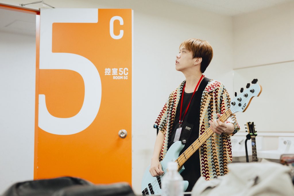 04GENLS's tweet photo. 2026.07.11 横浜アリーナ
『Talking Rock! FES.2026』
言葉を超えてロックで会話した夜。毎年出てるからかホーム感がすごくて、今日は横アリを隅々まで味わう余裕がありました。ただ帰り際に見た椎木の椎木が、大御所過ぎて脱帽。いや脱棒か。もう彼には敬語を使います。30周年おめでとうございます。 https://t.co/2u8lcWOiFl