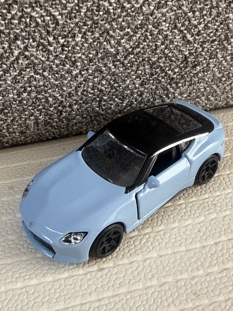 MIC7303893074's tweet photo. 2歳の娘にあげたミニカー
さすがにわからないだろうと思って
「この車なーに？」
って聞いたら大きな声で
「にっさん！！」
って返ってきて仰天😮 https://t.co/4gpCz5xE8k