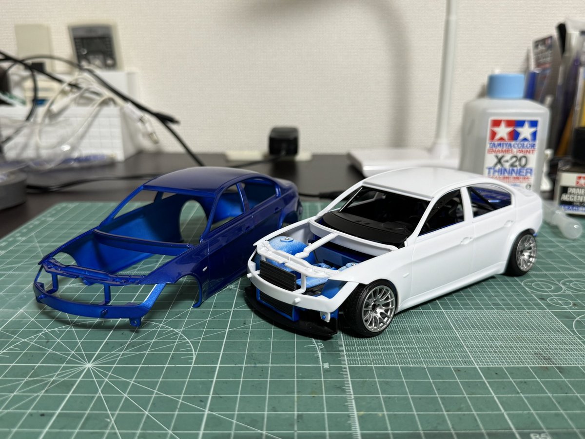 starhawks41's tweet photo. やっとこ着地。ロードカーなので、タイヤはアオシマ の18インチ引っ張りを流用。てか、リアのブレーキ取付、説明書が間違ってる。E90のキャリパーは車体中央向きが正解。
#platz #bmw #nunu https://t.co/vMxx6oltSm