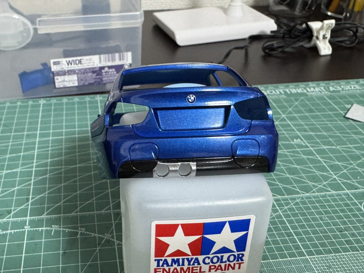 starhawks41's tweet photo. やっとこ着地。ロードカーなので、タイヤはアオシマ の18インチ引っ張りを流用。てか、リアのブレーキ取付、説明書が間違ってる。E90のキャリパーは車体中央向きが正解。
#platz #bmw #nunu https://t.co/vMxx6oltSm