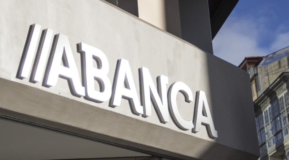 rintereconomia's tweet photo. 🔗 Cinco bancos españoles completan con éxito la primera prueba con depósitos tokenizados

En un hito clave para la modernización de las infraestructuras de pago en el país, ABANCA, Cecabank, Ibercaja, Kutxabank y Unicaja han completado con éxito la primera prueba de concepto multibanco de depósitos tokenizados realizada en España. La iniciativa, desarrollada bajo la supervisión del Banco de España y la CNMV en el entorno controlado de pruebas (sandbox financiero), ha permitido ejecutar transferencias interbancarias de dinero comercial digital.

El proyecto ha validado la viabilidad técnica y operativa de este modelo utilizando tecnología de registros distribuidos (DLT / blockchain), lo que permite liquidar transacciones de forma instantánea, automatizada (mediante contratos inteligentes o smart contracts) y con total seguridad jurídica las 24 horas del día. Con este movimiento, la banca española toma la delantera en la digitalización de los medios de pago corporativos y se posiciona estratégicamente ante la futura llegada del Euro Digital y la adopción de las finanzas descentralizadas (DeFi) reguladas.

https://t.co/uGkpQcRl4r

#Blockchain #DepósitosTokenizados #DLT #BancaEspañola #Fintech #Sandbox #FinanzasDigitales2026