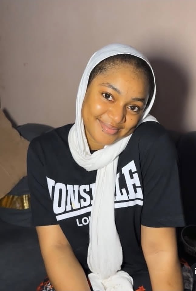 Jolywie's tweet photo. I am 17 and single. Do you love me 😍 https://t.co/xkqKCYEdzT
