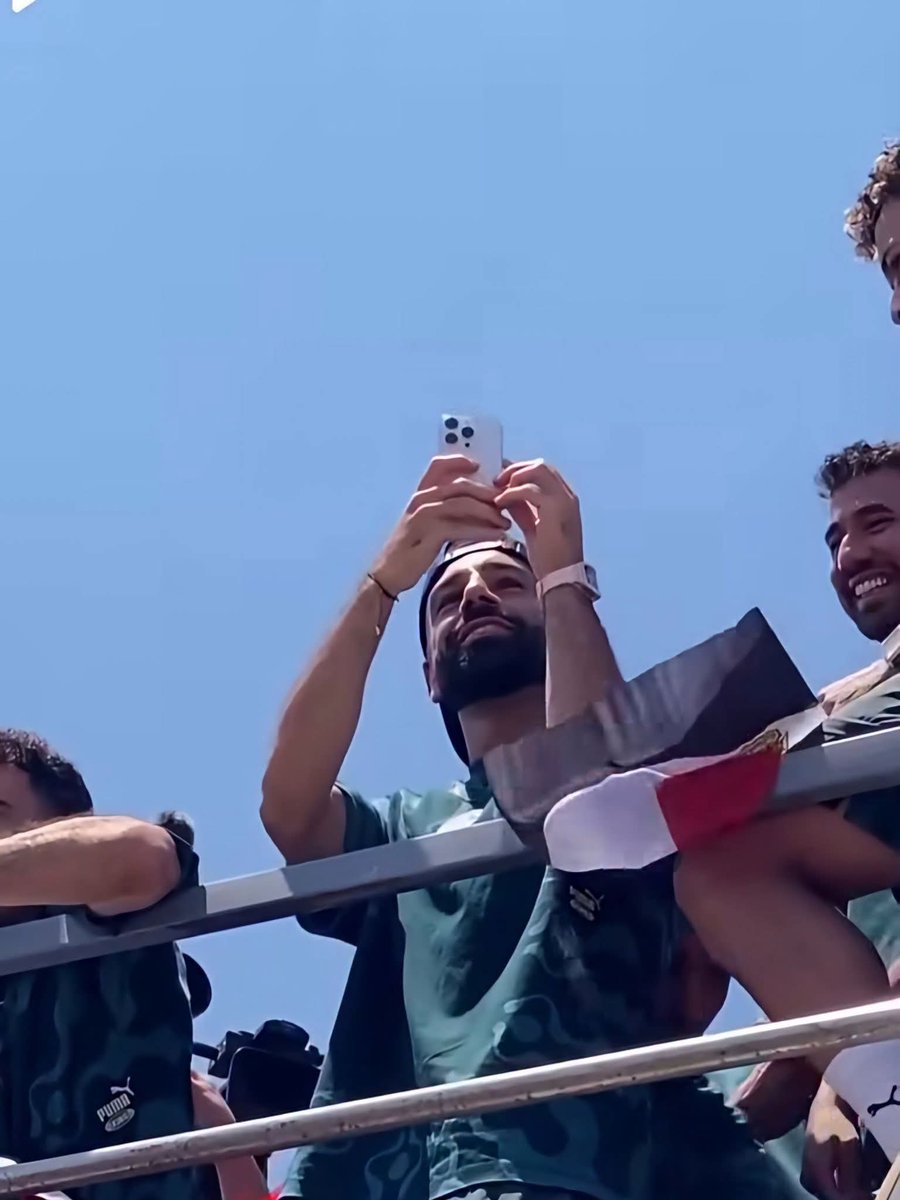 laramarzoouk's tweet photo. في مرة كنت قاعده فاضيه و حسبت لاقيت ان مرتب محمد صلاح يخليه لو اشترى ايفون ١٧ برو ماكس زيه زي لو أنا أشتريت كيس شيبس .. يعني الايفون بالنسبة لمحمد صلاح زي كيس الشيبسي بالنسبالي.

و رغم كده محمد صلاح مش معاه كيس الشيبسي و معاه ايفون ١٦ ، في حين ان كل باقي لاعيبة المنتخب اللي بيلعبوا في الدوري المصري معاهم ايفون ١٧ 

افتكرت قصة كده ، كنت في تصوير في شركة كبيرة من سنة و نص و لاقيت عامل بسيط شغال في الشركة دي و مضايق ان المرتب اتأخر عليه عشان لازم يدفع قسط الموبايل الجديد ايفون ١٦ كان لسة نازل جديد وقتها ، و اشتراه قسط عشان مش معاه يدفع تمنه كاش ، و لو المرتب أتأخر مش هيكون معاه يدفع القسط .. بعديها قابلت مديرة الشركة و مرات صاحب الشركة لاقيت معاها ايفون ١٣ 

حقيقي فيه فرق كبير اوووي بين انك تكون غني و بين انك تكون ثري.