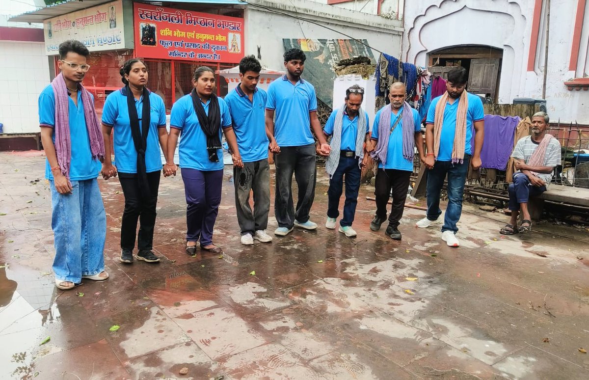 Badlavindia_org's tweet photo. Day 18 | Sarthak – Part 3

Today, our street theatre team performed at Shani Mandir, Hanumant Dham, and Parivartan Chowk, continuing conversations around rehabilitation and outreach as the campaign enters its final phase.

#BadlavIndia #SarthakPart3 #StreetTheatre #Lucknow https://t.co/ujsU4tYOzy
