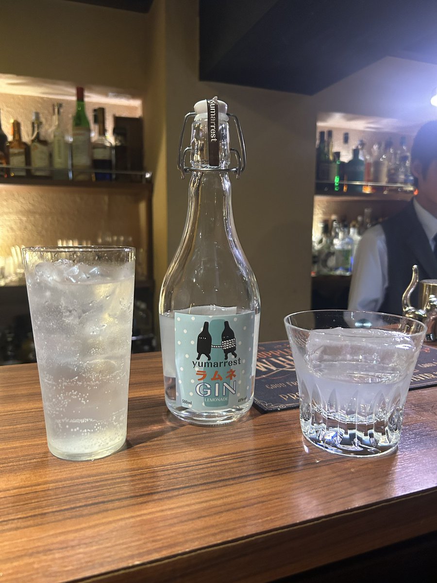 yoichi_555's tweet photo. 今日は神楽坂ナオライで飲んでました。
今日の主題は「ジントニック」
①「ノンアル縛りで2度目の人生はじめました」登場のノンアルジントニック。
②各種風味のあるジンを「ジントニック」にした時の風味変化の体験。
ジン単体の風味の違いがジントニックにした時にかなり変わるという体験。 https://t.co/bJssupB6nu