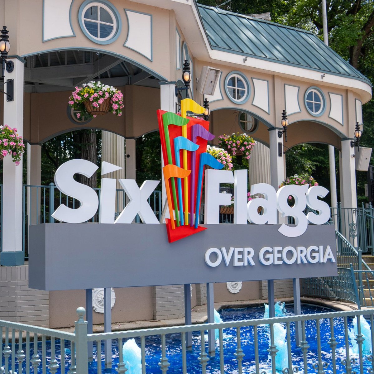 Q997Atlanta's tweet photo. Listen to Q99.7 all weekend for a chance to win a 4-pack of tickets to Six Flags Over Georgia! 🎢 If you’re looking for things to do this summer, Six Flags Over Georgia is a must-do. It's home to over 45 rides, from family-friendly to adrenaline-pumping roller coasters! ☀️ https://t.co/FuHJeshLP4
