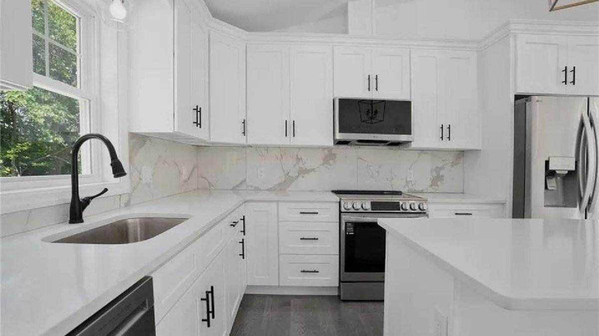 D_AGENT1's tweet photo. There’s a warmth at 18 Pleasant View Ave you have to feel for yourself. Featuring 3 sunny bedrooms and a retreat-style backyard, this home is offered at $679,918. Join us for an Open House this Sunday, 7/12, from 1–3 PM or DM for a private tour. ✨ https://t.co/IvcmaWkcY8