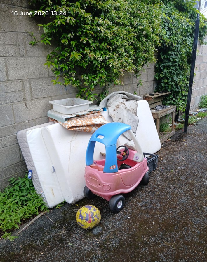 cardiffcouncil's tweet photo. 🚮 Our Waste Enforcement teams are out in the lanes of #Cardiff — inspecting dumped waste, speaking with residents &amp; tackling fly tipping. 🚯 Removing 560kg of waste.
Enforcement action will be taken where offences are found. https://t.co/ypeaoSkaKK
