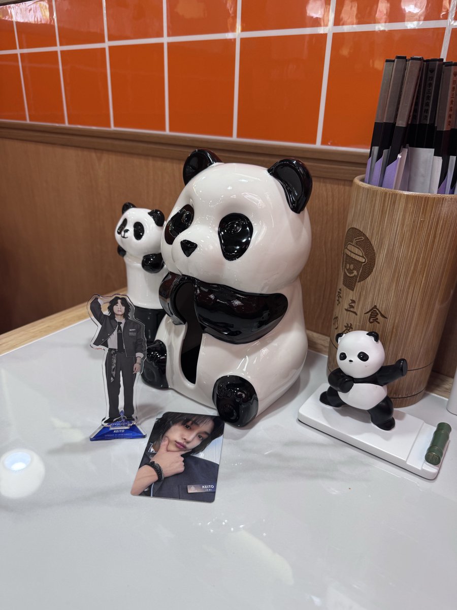 mxgtbs's tweet photo. この麻辣湯屋さんパンダでかわいい♡小野慶人さん♡と思って写真撮ってたんだけど、メンカラオレンジになったから全てが完璧で神だ🐼🧡小野慶人さんは麻辣湯なんて食べないかも知れませんが…（不健康そう） https://t.co/ky77wV4zzP