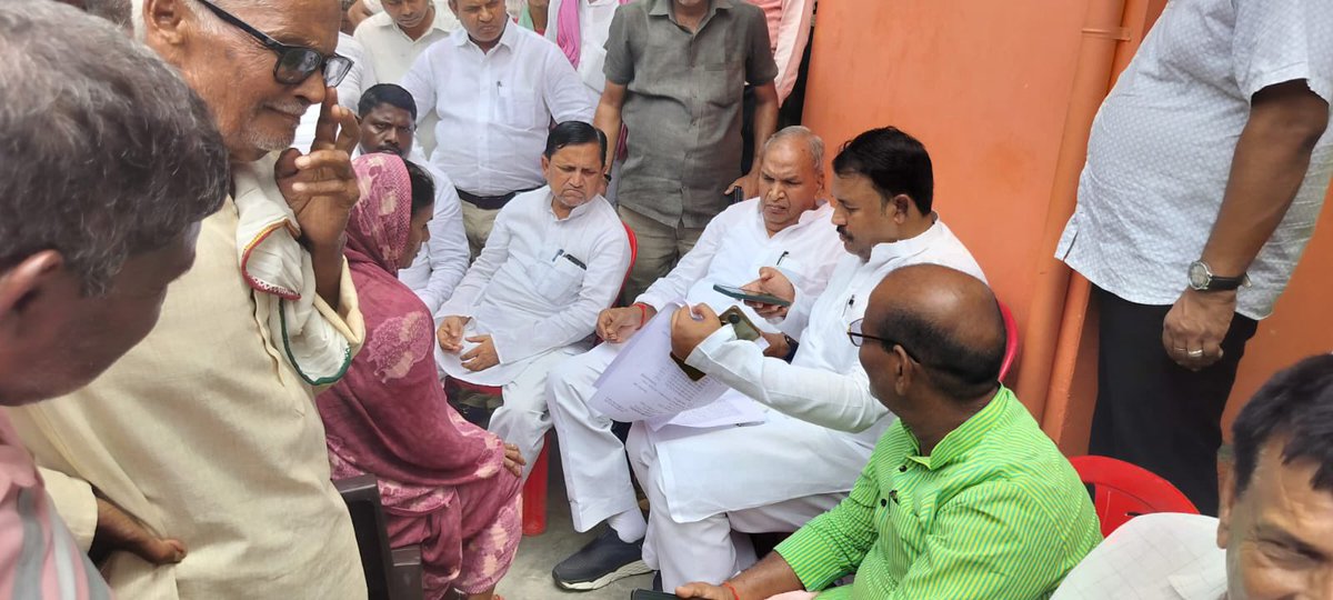 samajwadiparty's tweet photo. समाजवादी पार्टी, उत्तर प्रदेश
19, विक्रमादित्य मार्ग, लखनऊ
     प्रकाशन/प्रसारण हेतु-    दिनांकः 11.07.2026  
    समाजवादी पार्टी के राष्ट्रीय अध्यक्ष एवं पूर्व मुख्यमंत्री श्री अखिलेश यादव के निर्देश पर समाजवादी पार्टी के पूर्व मंत्री श्री ब्रह्मा शंकर त्रिपाठी ने देवरिया जनपद के विधानसभा क्षेत्र पथरदेवा के ग्राम नौतन हथियागढ़ में पीड़ित परिवार को ₹1,00,000 (एक लाख रुपये) की आर्थिक सहायता प्रदान की। 
    श्री ब्रह्मा शंकर त्रिपाठी ने श्री राजू विश्वकर्मा की नृशंस हत्या एवं उनके परिवार के कई सदस्यों के गंभीर रूप से घायल होने की अत्यंत दुःखद घटना के उपरांत पीड़ित परिवार से मुलाकात कर षोक संवेदना प्रकट की और उन्हें ढांढस बंधाया। 
    प्रतिनिधि मण्डल ने पीड़ित परिवार को आश्वस्त किया कि समाजवादी पार्टी दुःख की इस घड़ी में उनके साथ पूरी मजबूती से खड़ी है तथा न्याय दिलाने के लिए हरसंभव प्रयास जारी रहेंगे। 
    इस अवसर पर समाजवादी पार्टी के अनेक वरिष्ठ नेता एवं कार्यकर्ता भी उपस्थित रहे। प्रमुख रूप से श्री राजन त्रिपाठी (पूर्व प्रमुख), श्री जितेंद्र यादव, श्री संजय मल्ल, श्री रामप्रकाश चौधरी, श्री जावेद आलम तथा श्री मुकेश यादव उपस्थित रहे।     
       (राजेन्द्र चौधरी)
         मुख्य प्रवक्ता