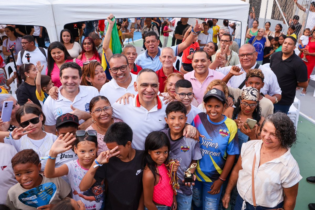SantaMartaDTCH's tweet photo. El alcalde @CarlosPinedoC entregó a la comunidad de Zarabanda la renovada cancha múltiple, un escenario que transforma un espacio que por años estuvo deteriorado en un lugar digno para el deporte, la recreación y el encuentro de niños, jóvenes y familias. https://t.co/jkkJyW8Sqd
