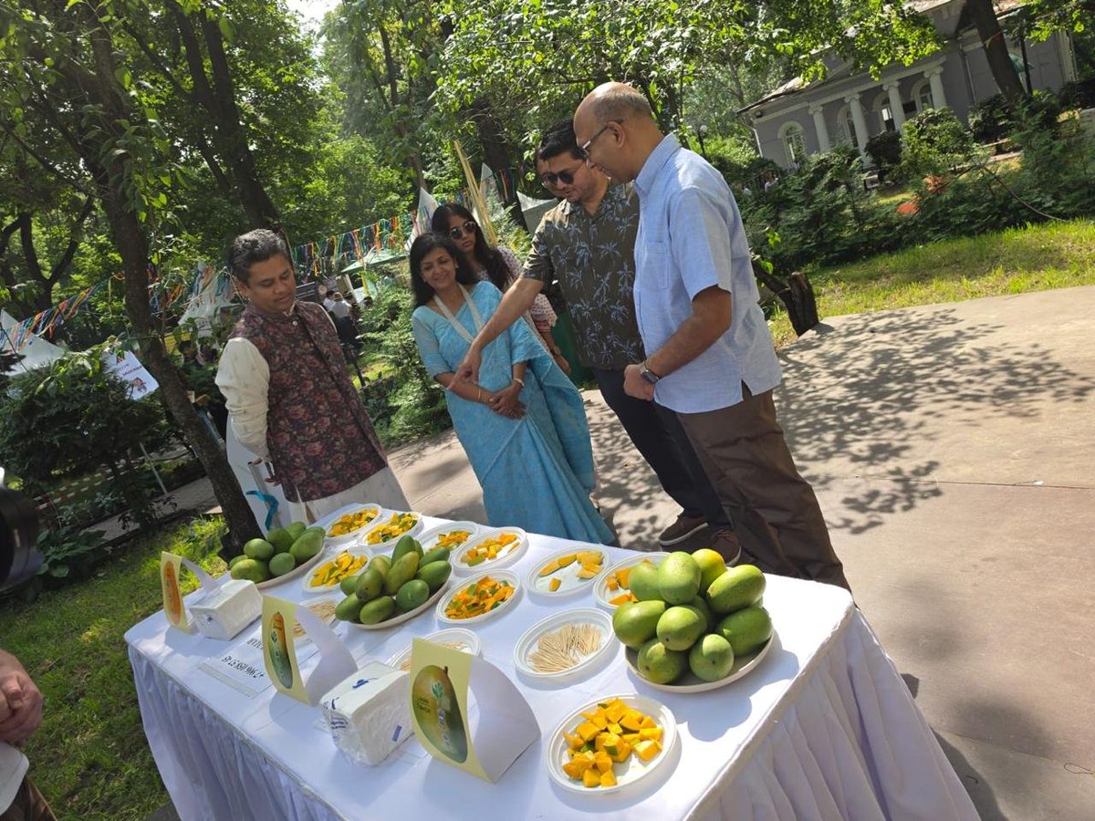 IndEmbMoscow's tweet photo. A sweet taste of India in Russia!

The Embassy, @APEDADOC, and @DoC_GoI organised an Indian Mango Festival at the Indian Summer Bazaar today. Russian guests loved tasting the delicious #Chausa, #Dasheri, and #Langra varieties! 🥭✨ 

Look out for these delicious Indian mangoes arriving soon at your local Russian supermarkets and fruit markets! 🇷🇺🇮🇳🥭😋

@PMOIndia @MEAIndia @vkumar1969 @PIB_India @DDNewslive @ANI @PTI_News @airnewsalerts
