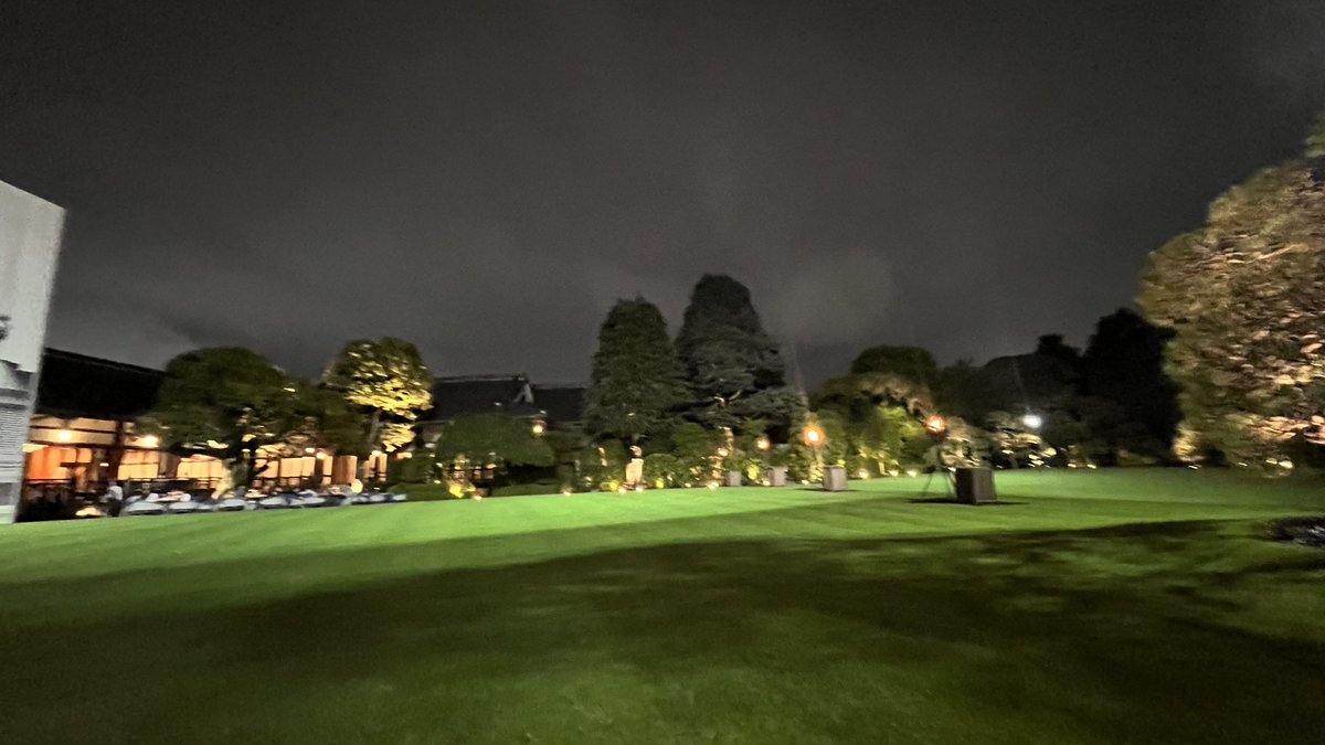 hachitnn's tweet photo. 今年も明治記念館のビアガーデン行ってきたんだけど、思った以上にがっつり改修中。
パーク仕様(?)で本館の絵が書いてあって、その心遣いが素敵でした🫶
席が縮小されてるのも快適で良かった〜！ https://t.co/a2SxO85odF