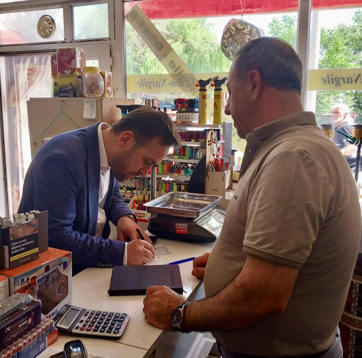 aktepebasii's tweet photo. 📍 Çukurhisar Yeni Mahalle & Hisar Mahallesi

İlçe Başkanımız Serhat Tunç ve teşkilatımızla birlikte Çukurhisar Yeni Mahalle ve Hisar Mahallelerimizde esnafımızı ve vatandaşlarımızı ziyaret ettik.

Hemşehrilerimizle sohbet ederek talep ve görüşlerini dinledik. Ziyaretlerimiz sırasında AK Partimize üye olmak isteyen esnaflarımızın üyeliklerini gerçekleştirdik.

Güler yüzleri ve samimi karşılamaları için tüm esnafımıza ve hemşehrilerimize teşekkür ediyoruz.

Gönül gönüle, omuz omuza Tepebaşı için çalışmaya devam ediyoruz.

🔸 AK Parti Seninle #Tepebaşı