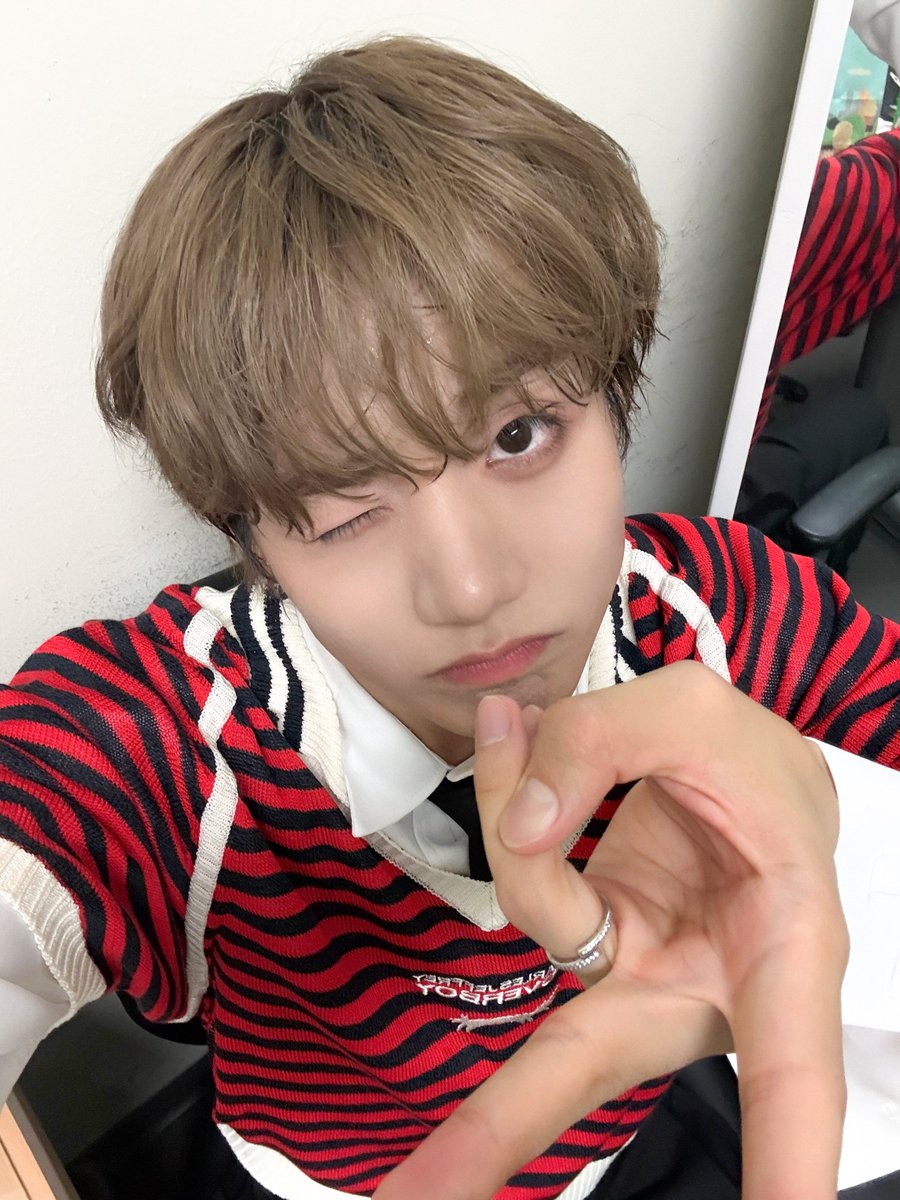 TRENDZ_OFFCL's tweet photo. [#하빛] 프렌드지 야호~~..?!❤🫨️🖤

#FROM_TRENDZ #TO_FRIENDZ #TRENDZ #트렌드지 #하토선 #요즘유행 #어렵구먼요 #그치만 #덕분에 #행복한 #하루였어요 https://t.co/04dCZ5bc5V